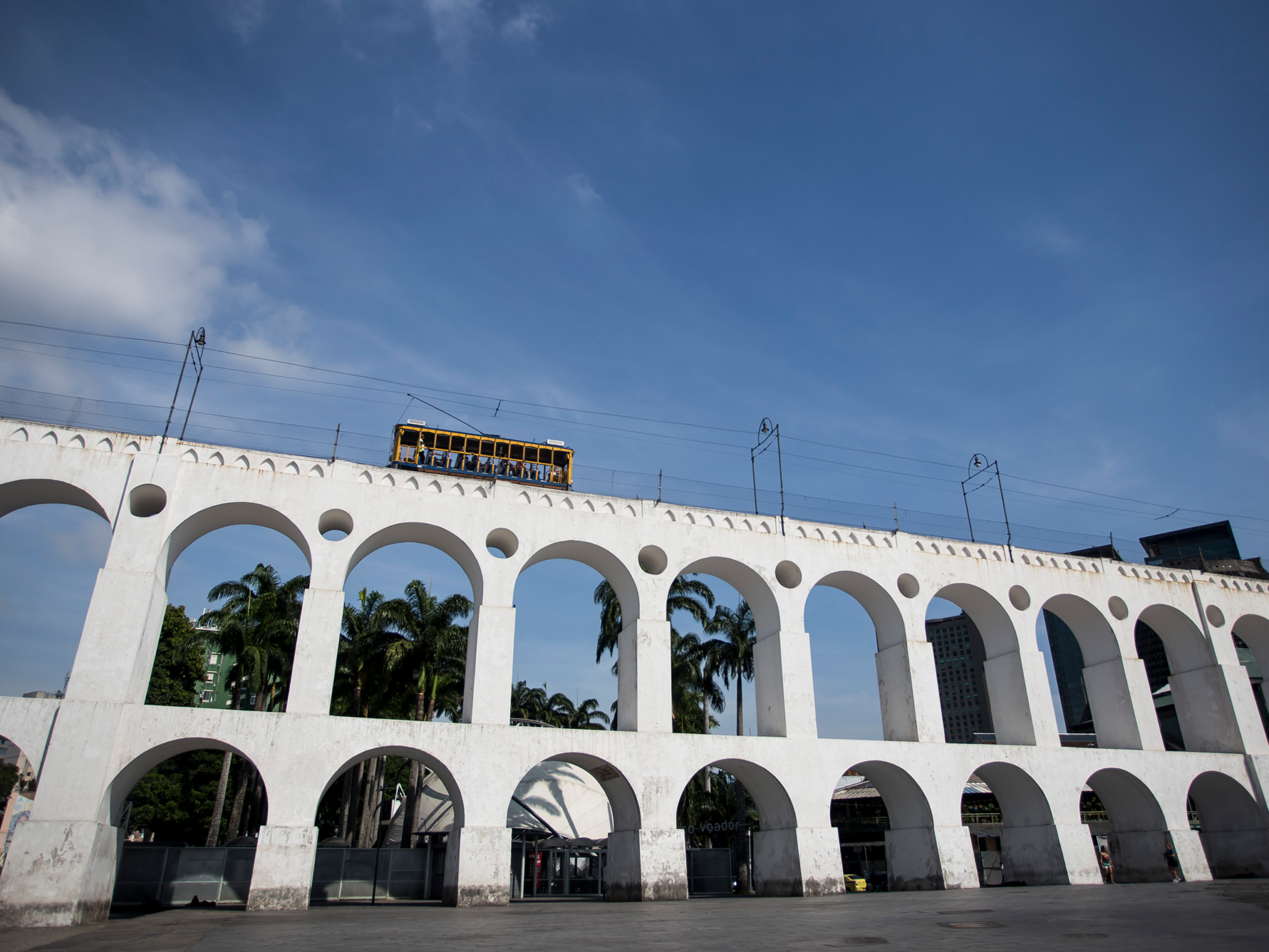 Arcos da Lapa com o bondinho de Santa Teresa no Rio de Janeiro