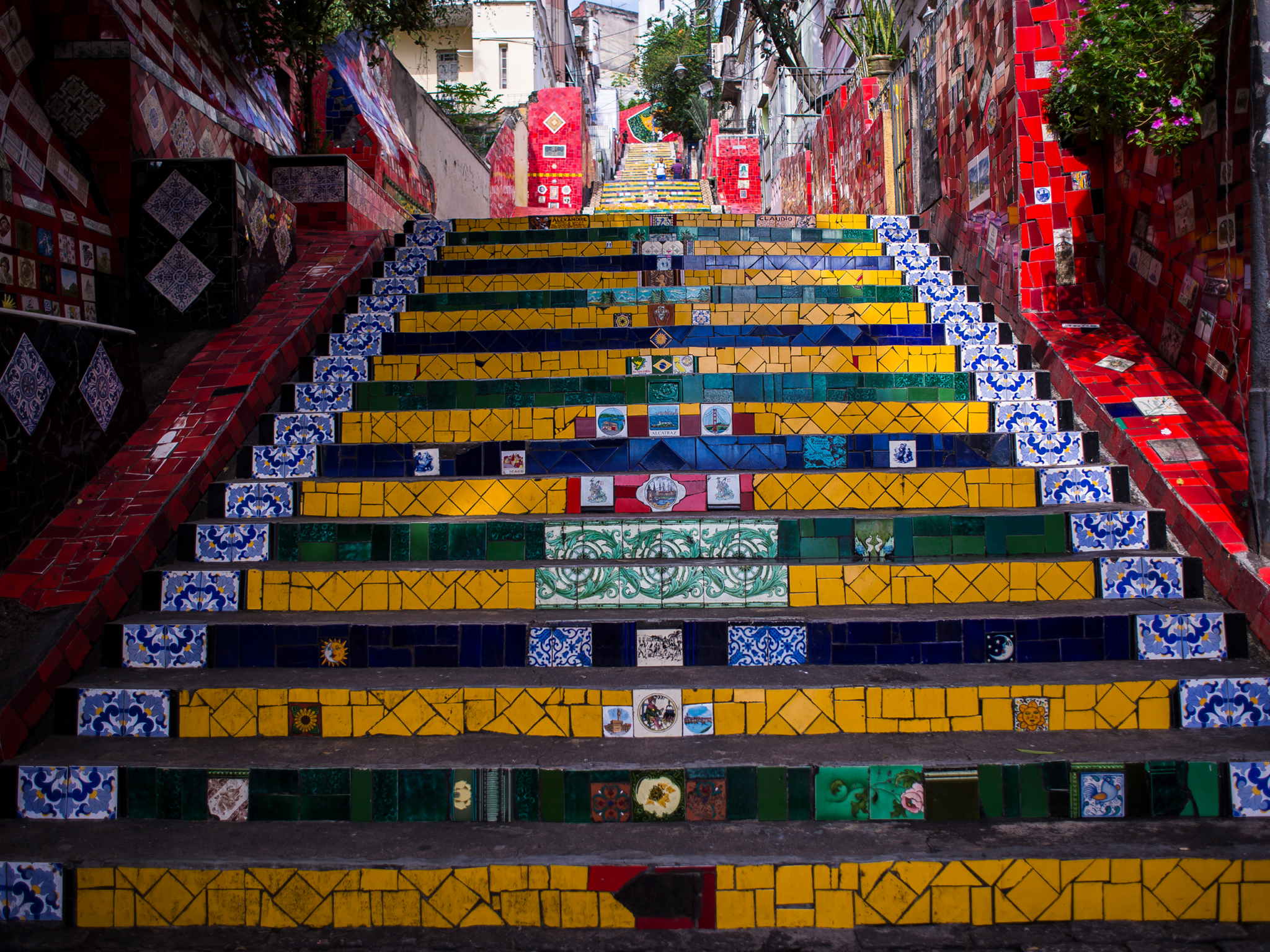 Escadaria Selarón colorida localizada na Lapa, Rio de Janeiro