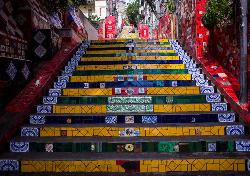 Escadaria Selarón colorida com mosaicos de azulejos na Lapa, Rio de Janeiro.