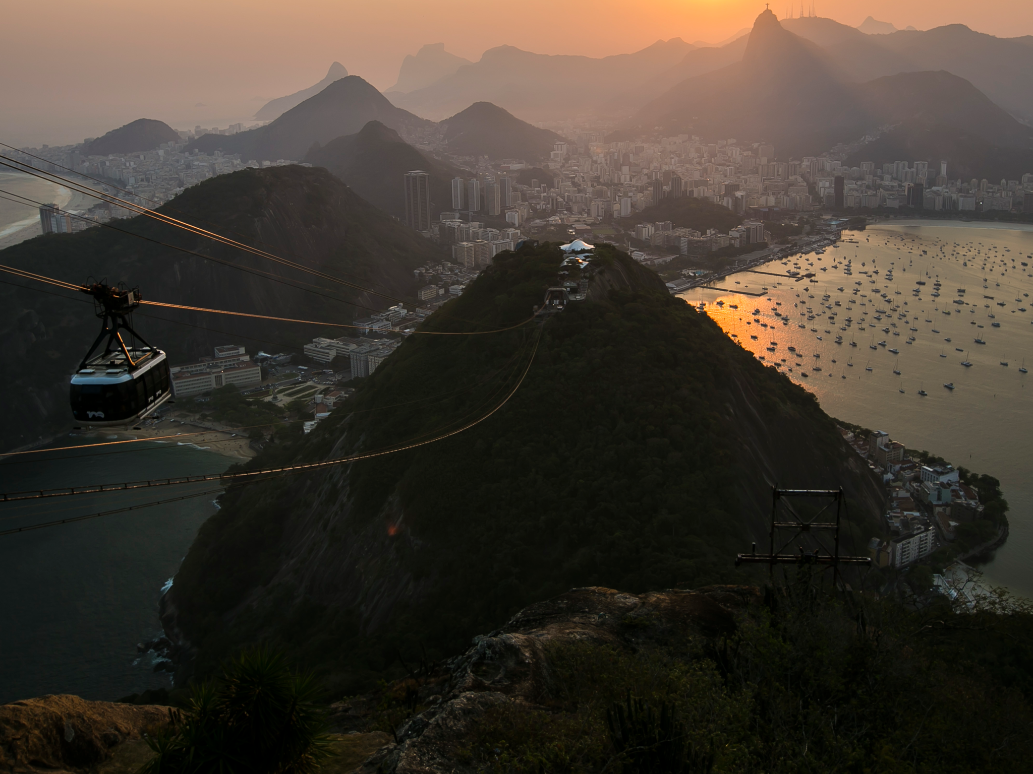 Pão de Açúcar com o bondinho e vista da Baía de Guanabara no Rio de Janeiro